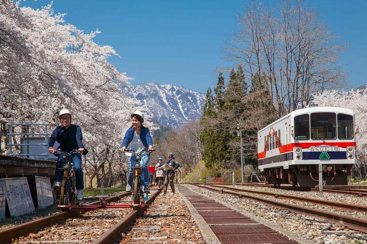 旧神岡鉱山鉄道のレールをマウンテンバイクで走る「Gattan Go!!」