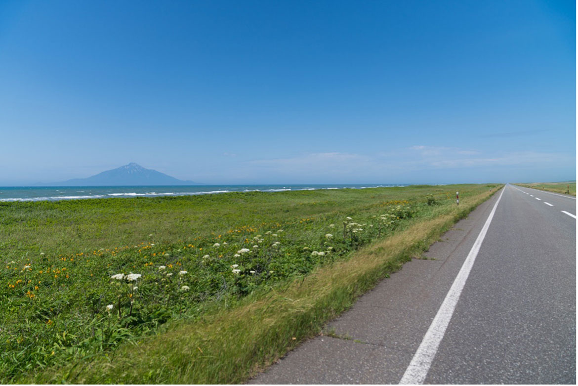 利尻富士を見ながら海岸沿いをドライブ「オロロンライン」