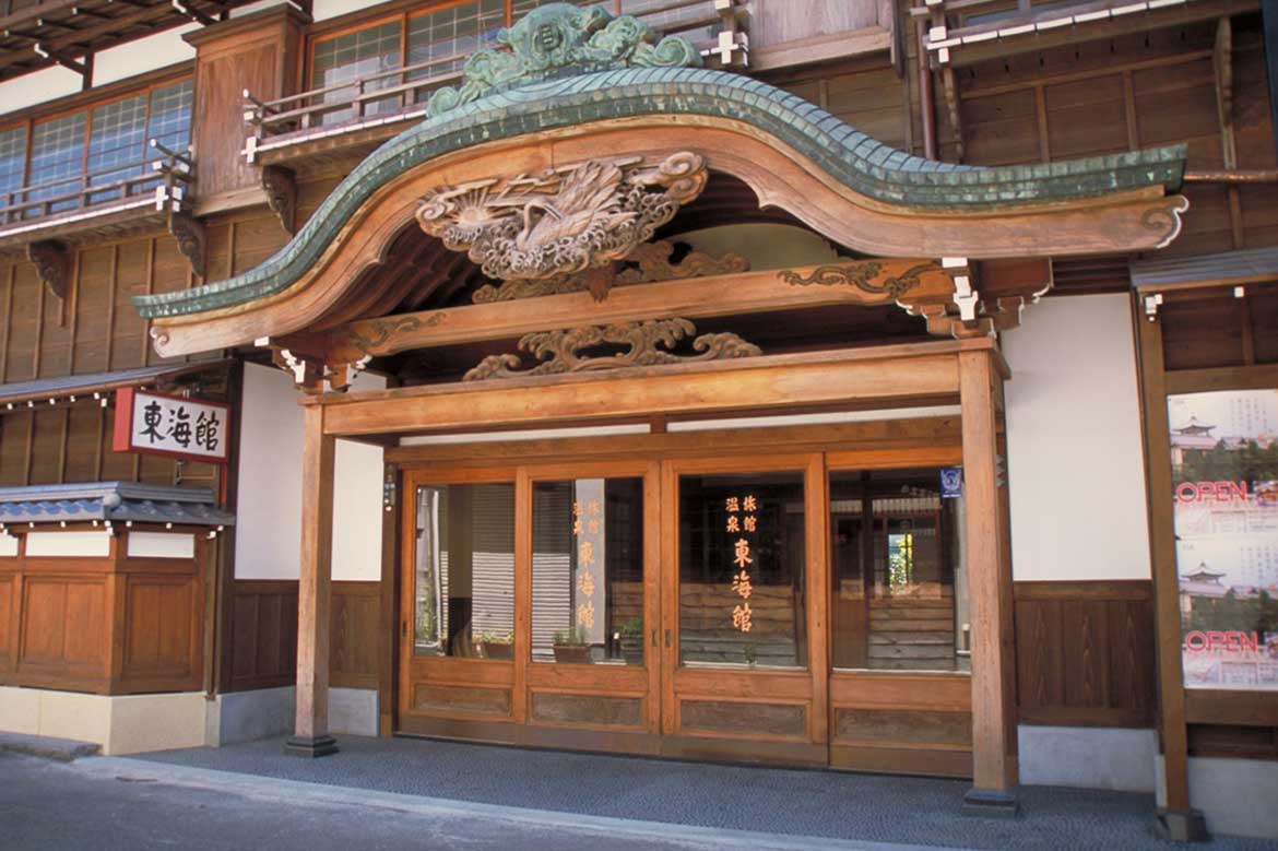 情緒溢れる旧木造建築「東海館」で味わう昭和レトロ