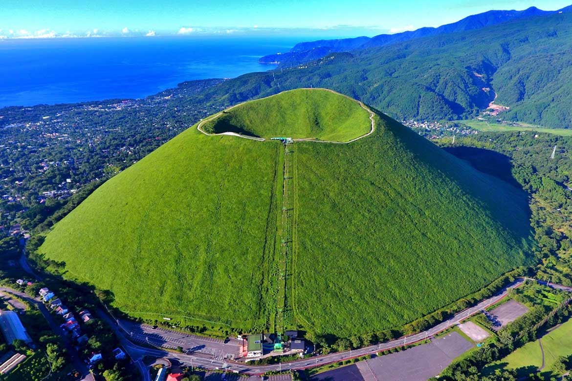 標高580m！国の天然記念物「大室山」