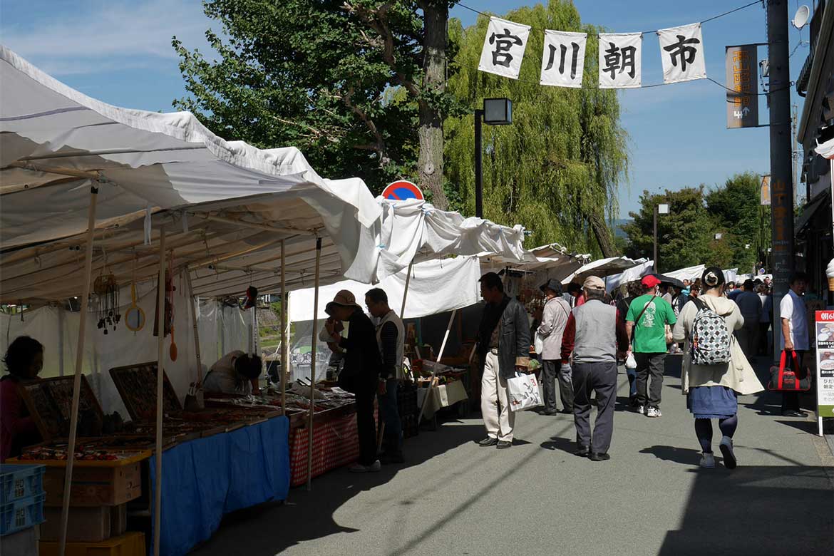 飛騨の旬がギュッ！おかあさんたちとのトークも楽しい「宮川朝市」