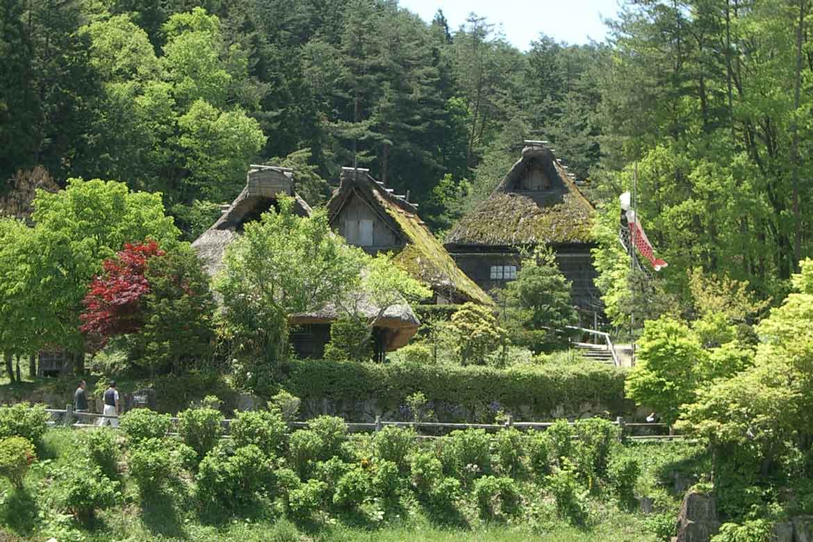 新緑に映える合掌造りの家並みに日本の原風景を見る「飛騨の里」