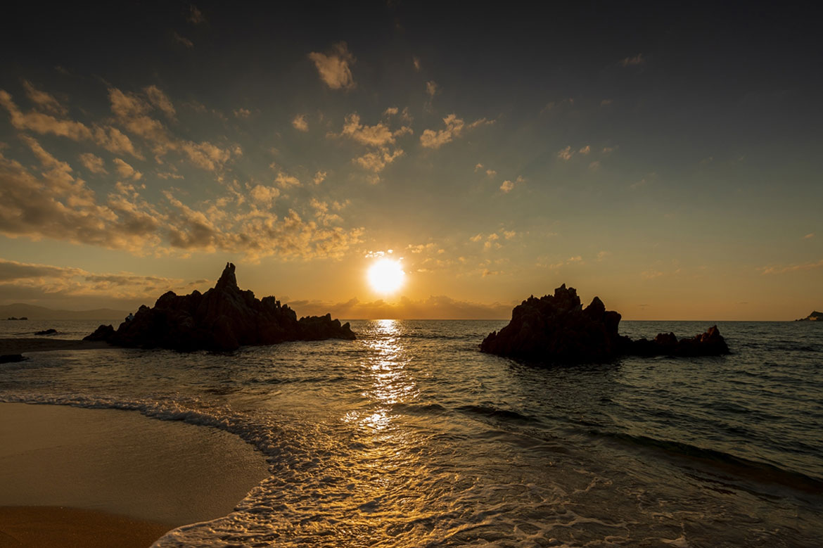 幻想的な夕暮れに酔いしれる「水晶浜海水浴場」