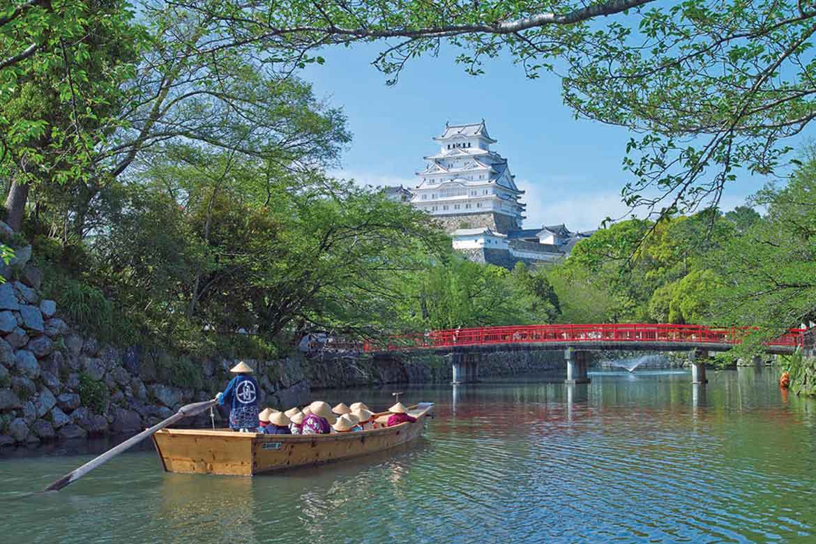 姫路城内堀を巡る特別な和船体験。「姫路城内堀めぐり～水面が光る異空間～」夏季・冬季に実施