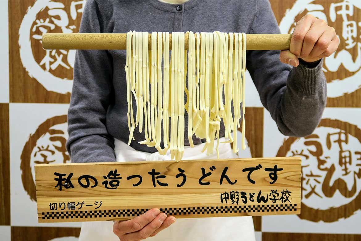 昔から根付く香川のうどんを歌って踊って作って味わう「中野うどん学校」