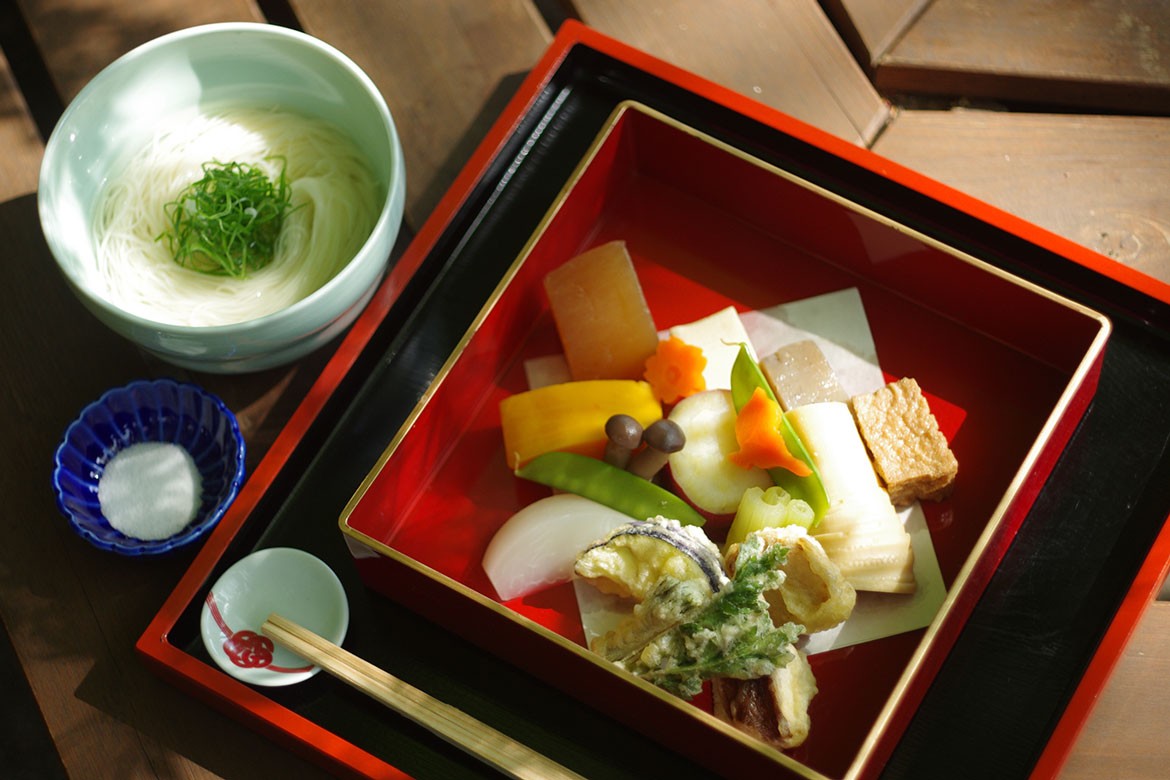 山の辺の道沿いにあるカフェ「山辺の道 花もり」