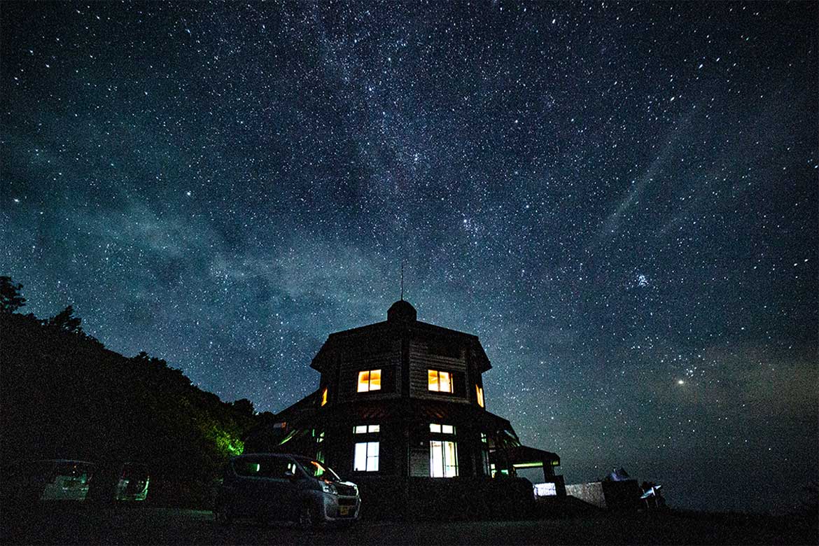 新潟県佐渡市「星の海に浮かぶビストロ」にて、特別な夜景と佐渡の食材を満喫