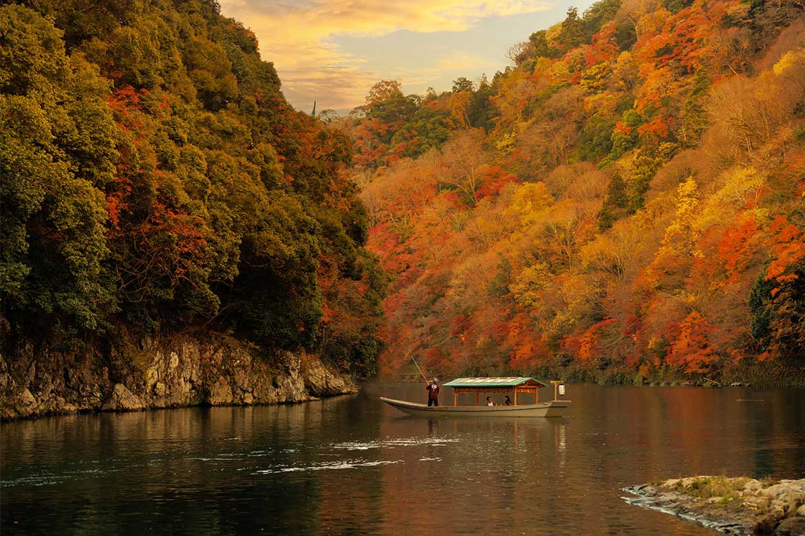 星のや京都、錦秋の紅葉を眺めながら楽しむ優雅な舟遊び「嵐峡の紅葉狩り舟」開催
