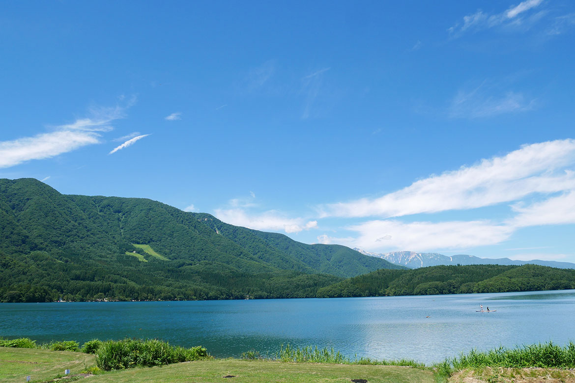 北アルプスを背景にする「青木湖」