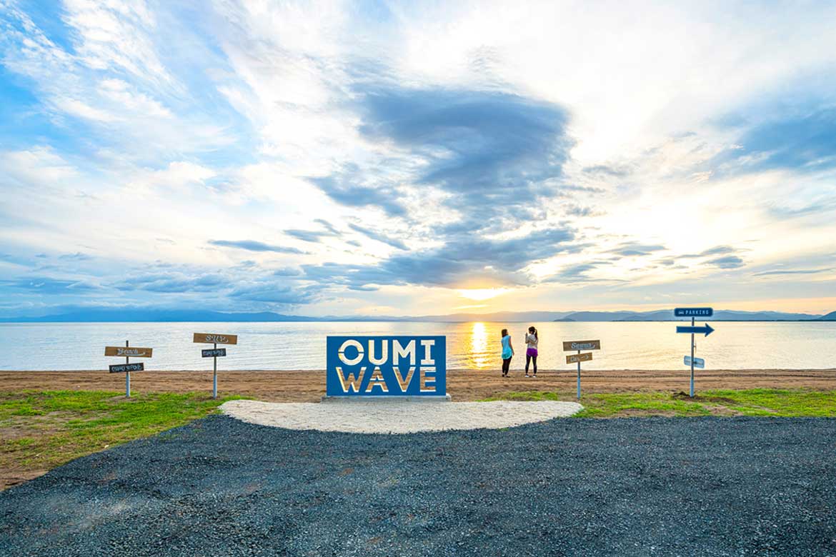 琵琶湖の絶景スポット！SUPやテントサウナが楽しめるビーチリゾート「OUMI WAVE」オープン