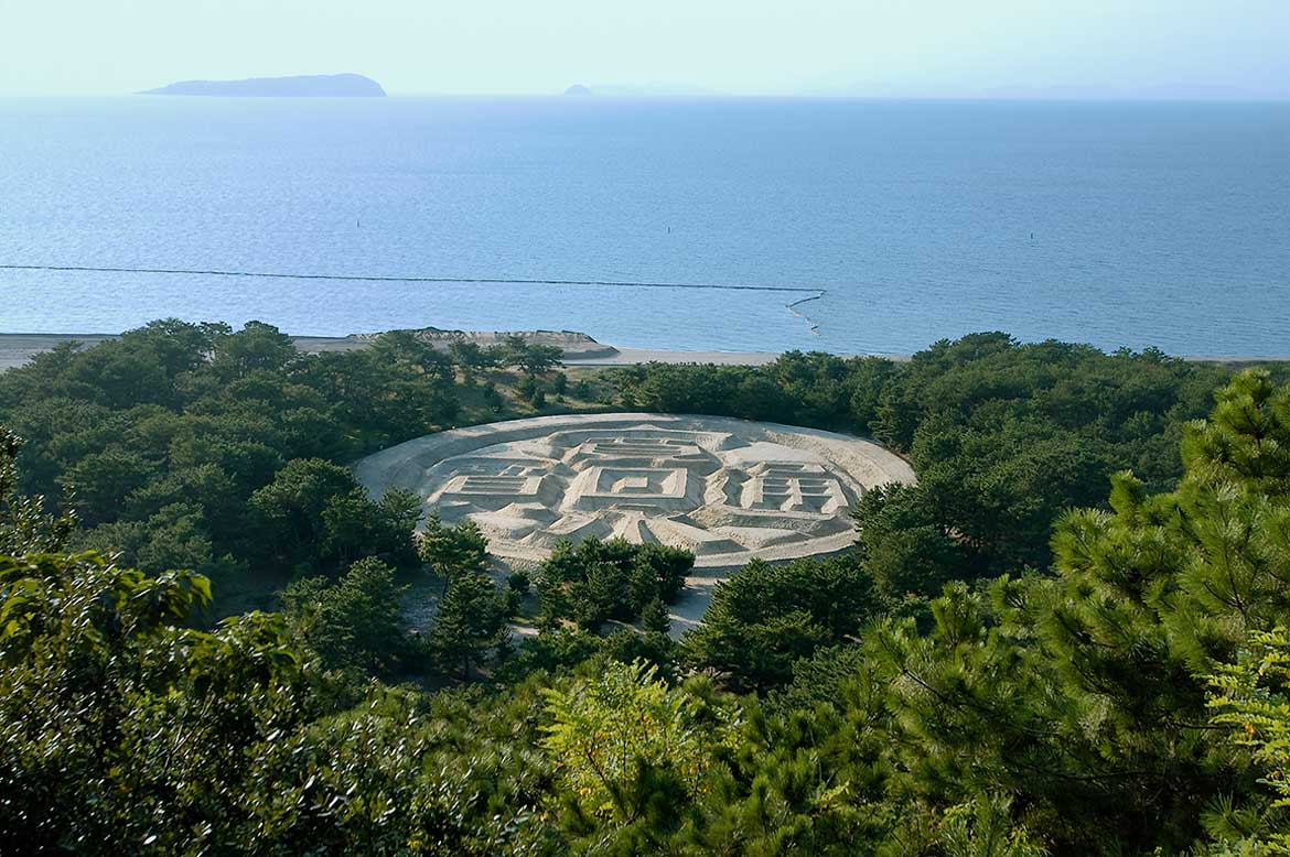 夜はライトアップも！観音寺の代名詞「銭形砂絵」が見れる「琴弾公園」