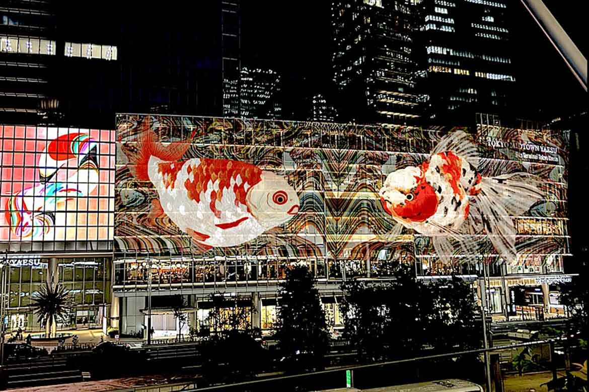 八重洲の夜空をデジタルアートの金魚が彩る「デジタル掛け軸 八重洲夏金魚」9/3まで