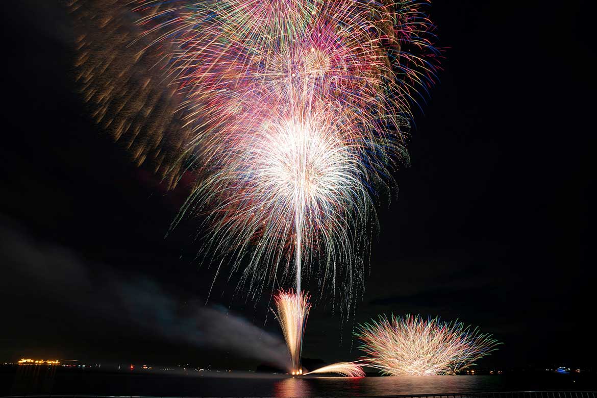 三浦半島最大級「よこすか開国花火大会」チケット販売開始。今年の花火は1万発！