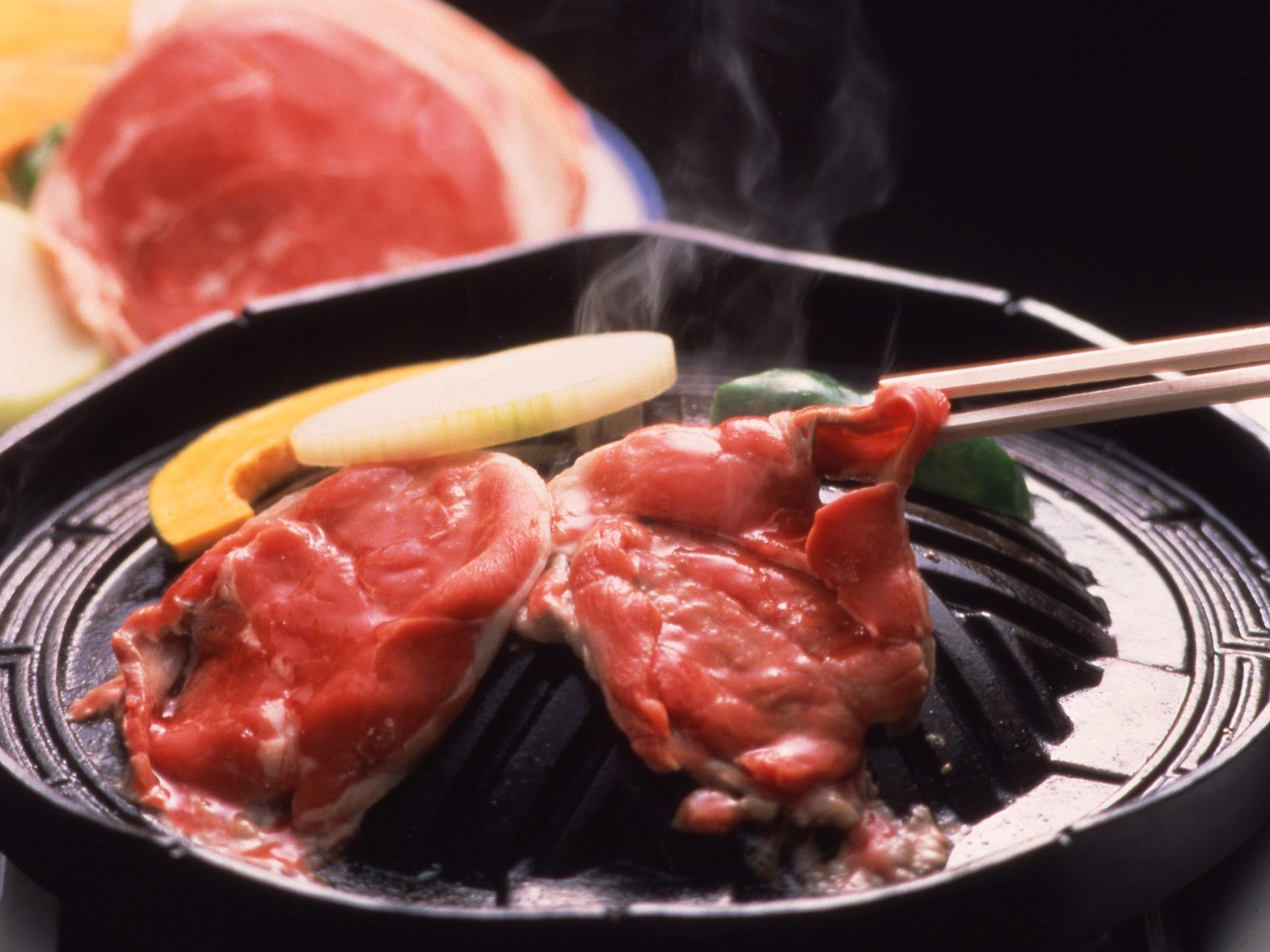 【100年フード】 羊肉と野菜でヘルシーに味わう北海道の「ジンギスカン」