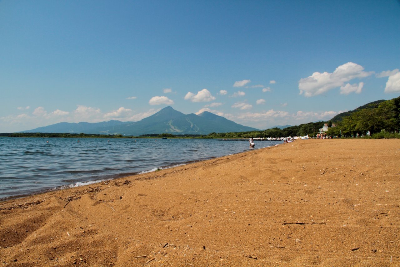 夏は遊べる湖として、冬は白鳥が羽を休める景観が美しい「志田浜」