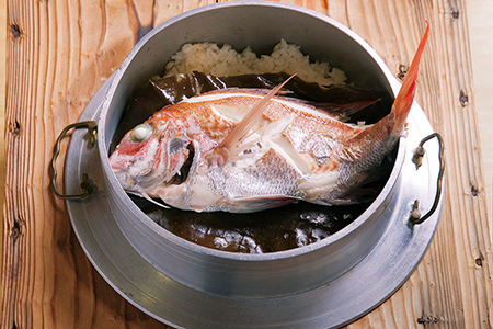 【100年フード】鯛一匹を丸ごと炊き込む絶品飯。愛媛県「北条鯛めし」