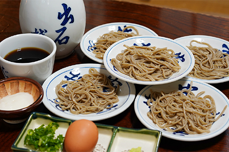 【100年フード】風味豊かな味わいのそばを出石焼の小皿で味わう。兵庫県「出石皿そば」