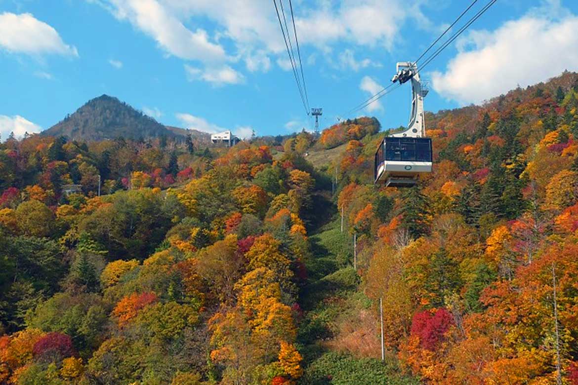 富良野スキー場、絶景空中散歩を楽しむ「秋の富良野ロープウェー」営業開始。ワンちゃんも一緒に