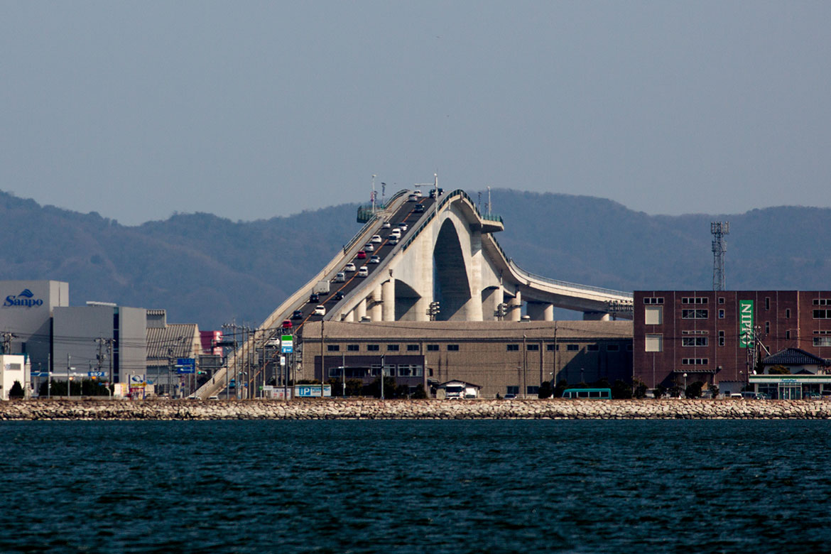 ”ベタ踏み坂”として話題の「江島大橋」