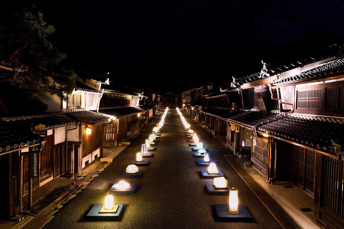 岐阜県美濃市、歴史ある町並みを和紙の灯りで彩る。30回目の「美濃和紙あかりアート展」