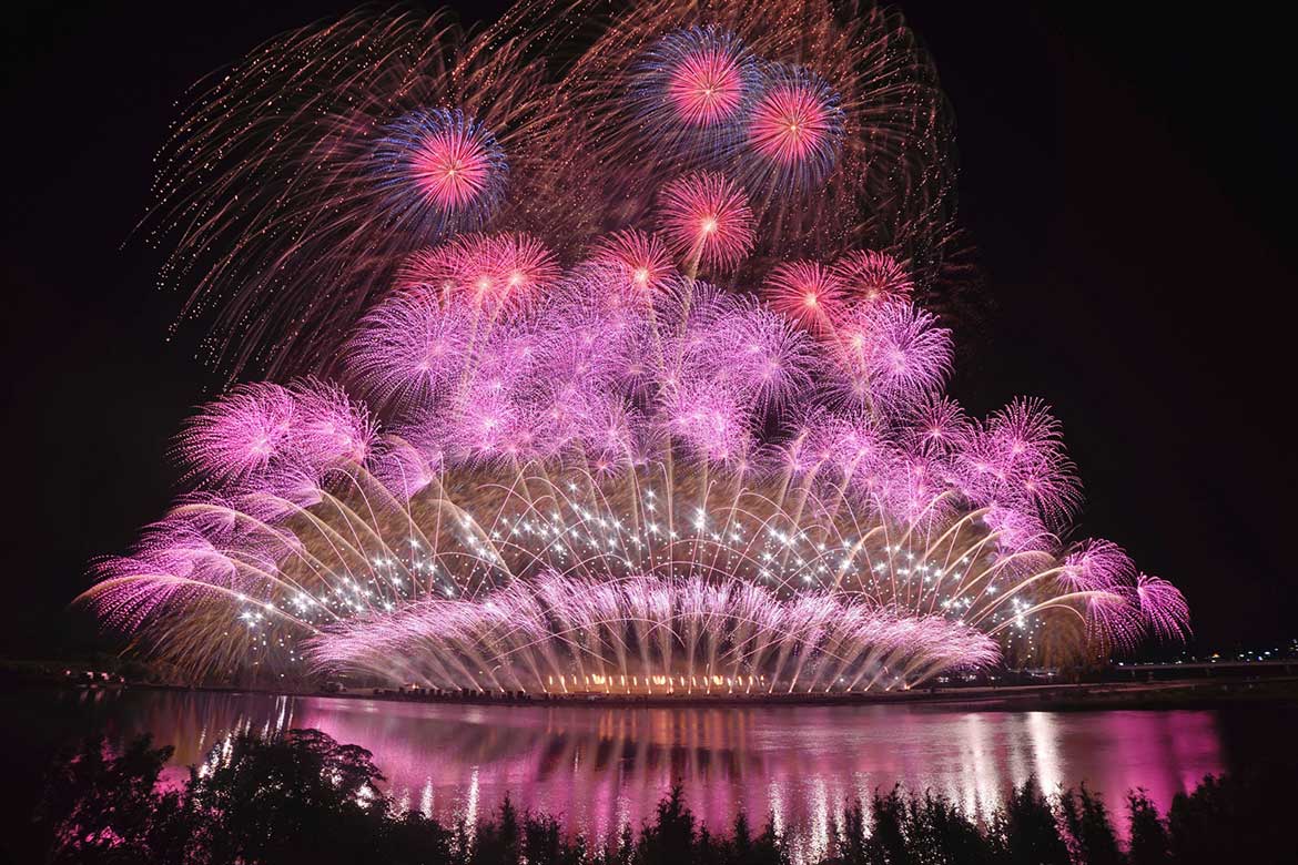約1万4千発の花火が秋の夜空を彩る！熊本県八代市「やつしろ全国花火競技大会」