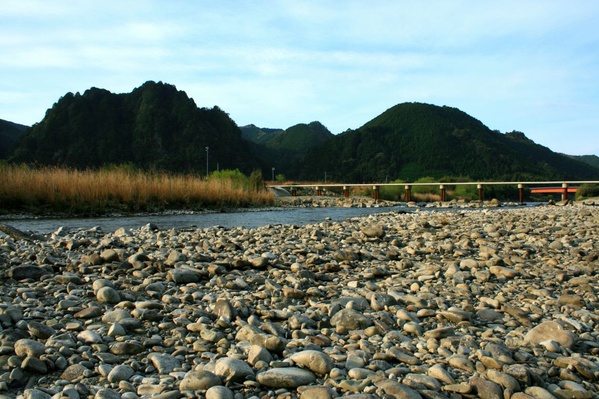 地元住民と古座川がともに生きるための知恵の賜物「明神の潜水橋」