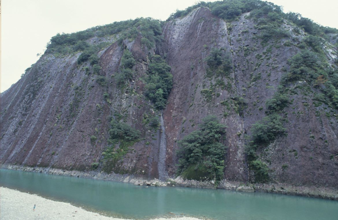 そそり立つ雄姿に圧倒される「一枚岩」