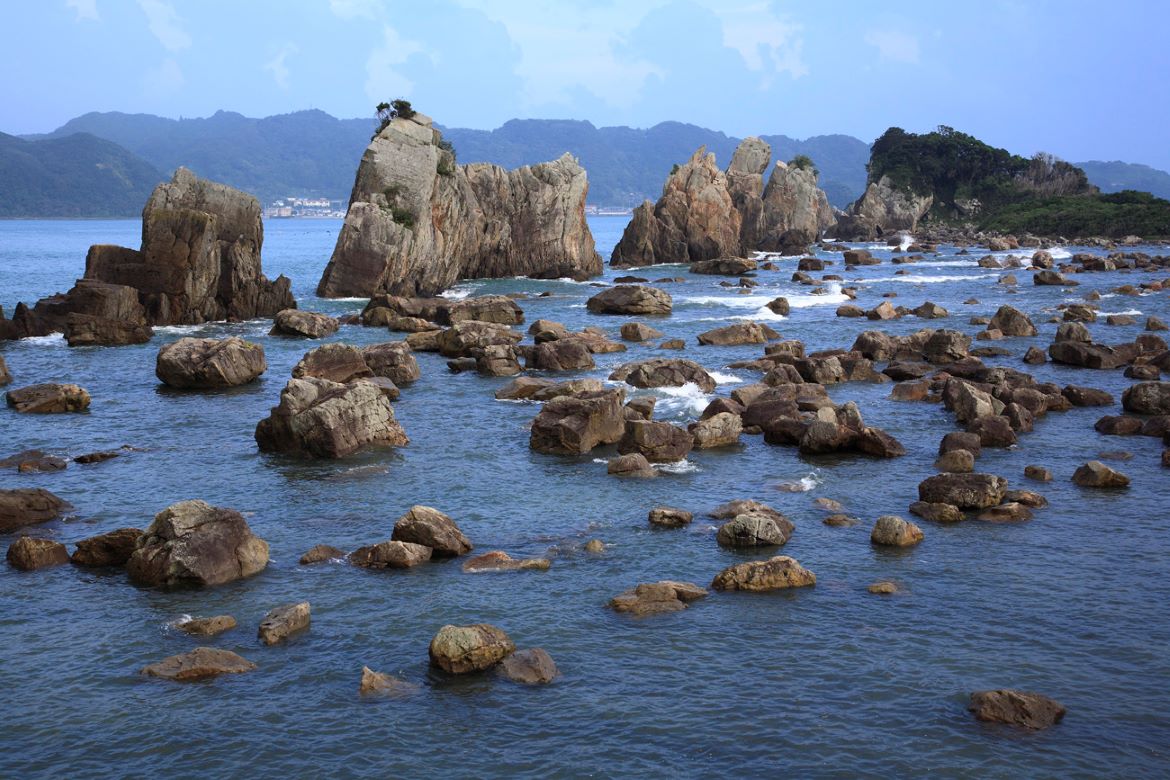 弘法大師の伝説も残る奇岩の連なり「橋杭岩」