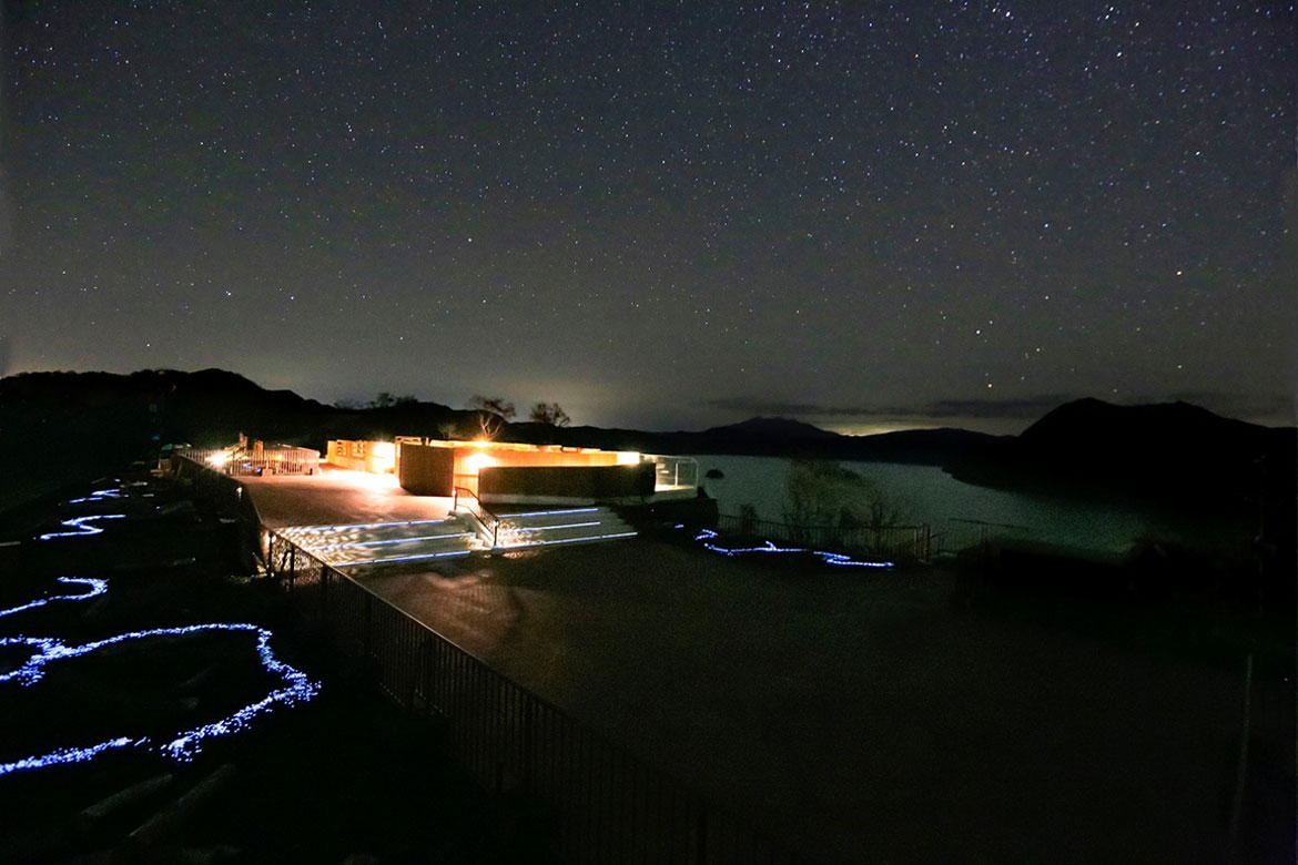 北海道「摩周湖」、たくさんの癒しの光に包まれる星空観賞空間が誕生