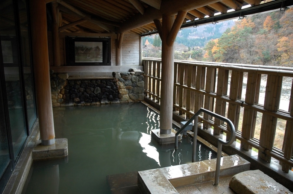 大自然の絶景を楽しめる天然温泉「白川郷の湯」