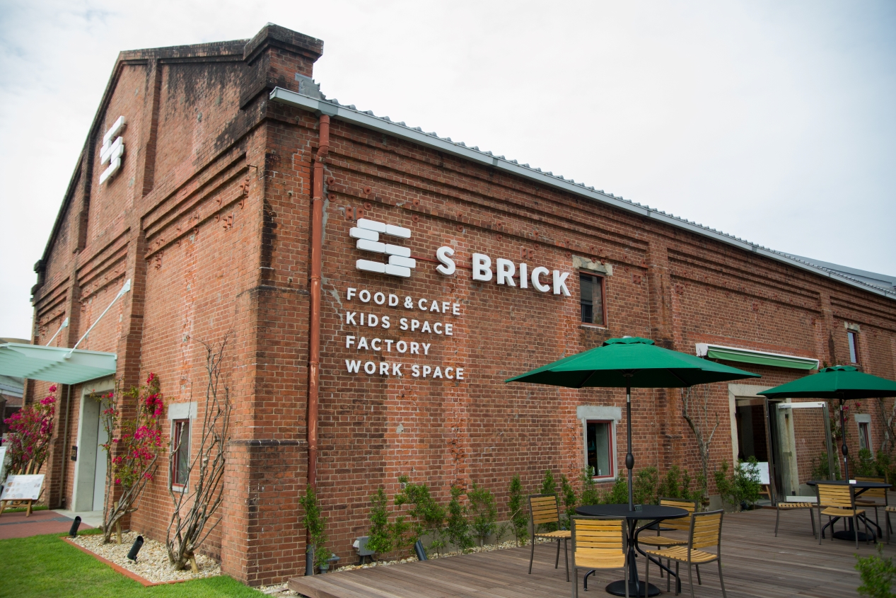 赤レンガが目印!洲本の魅力発信施設「S BRICK」