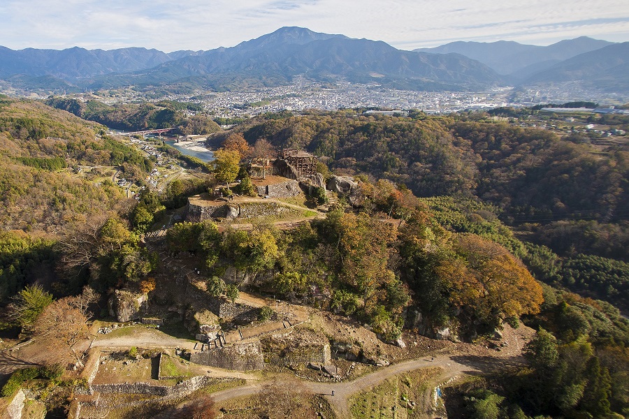 巨大な岩を利用した珍しい石垣に注目！「苗木城跡」