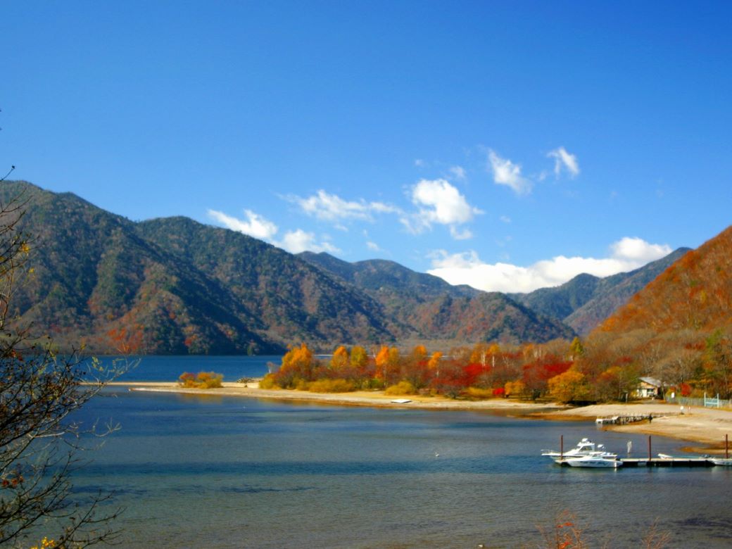 四季折々の美しさ。日本一の高所にある湖「中禅寺湖」