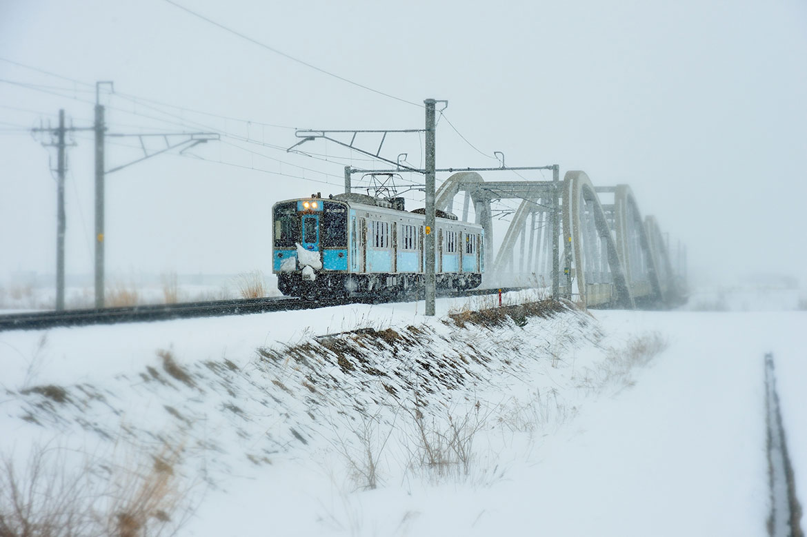 青森の雪景色とともに、マグロと地酒を堪能する観光列車「酒のあで雪見列車」運行