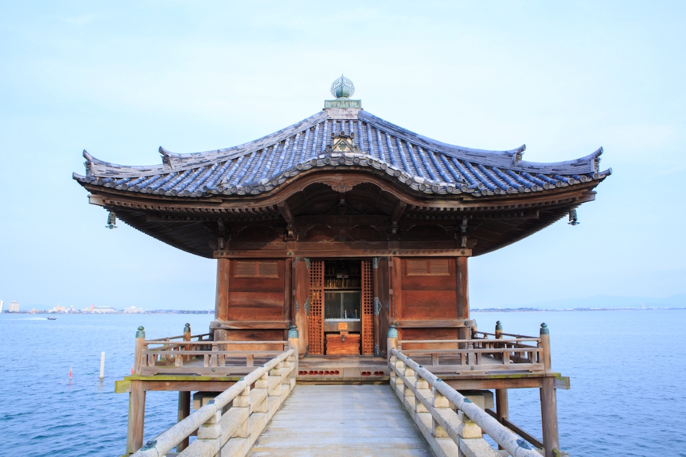 びわ湖に浮かぶ「浮御堂（満月寺）」