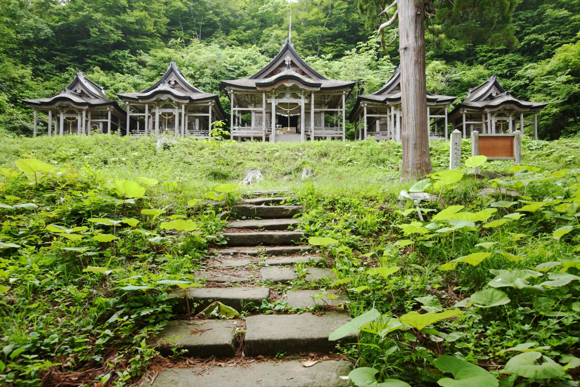 なまはげ伝説ゆかりの神社「赤神神社 五社堂」