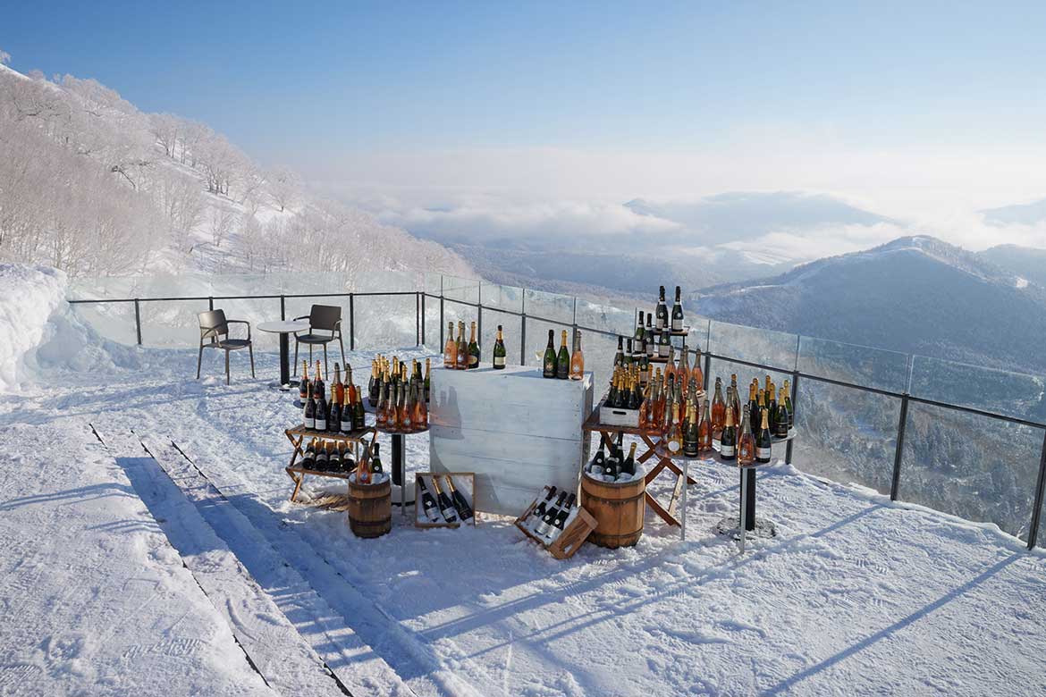 標高1,088ｍから雪山の絶景とシャンパンを優雅に堪能！北海道トマム「絶景シャンパンテラス」