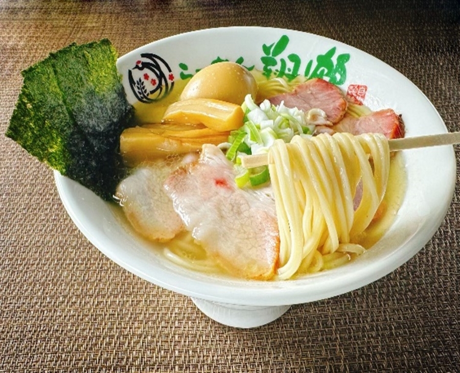 地鶏の旨味たっぷりな人気店の「ラーメン」