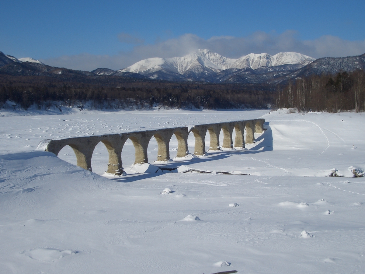 湖上に浮かぶ幻想的なアーチ橋「タウシュベツ川橋梁」