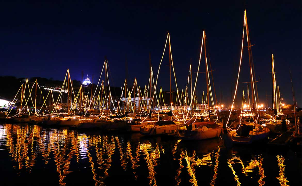 次世代自動車からの給電。ヨット40艇が光る「江の島ヨットハーバーECOクリスマスイルミネーション」