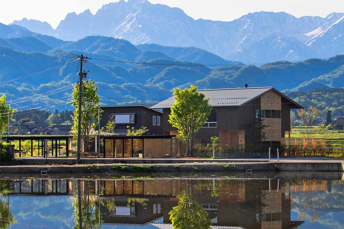 富山・剱岳の絶景を臨む里山にサウナ誕生！はなれのサウナ付一棟貸し絶景宿「くらすサウナつるぎ」