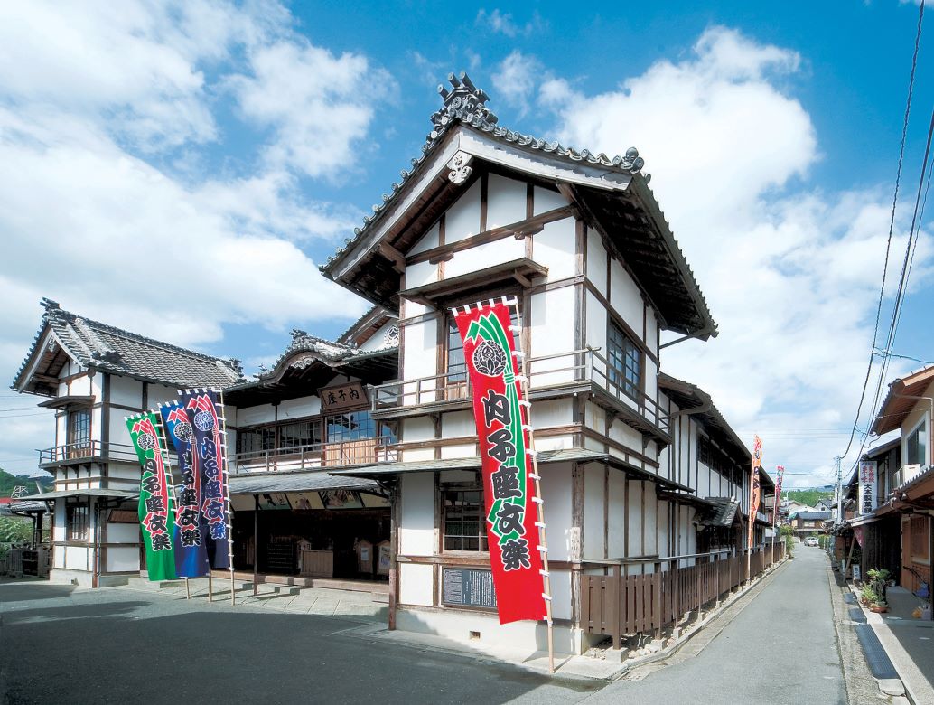 純和風建築の芝居小屋「内子座」