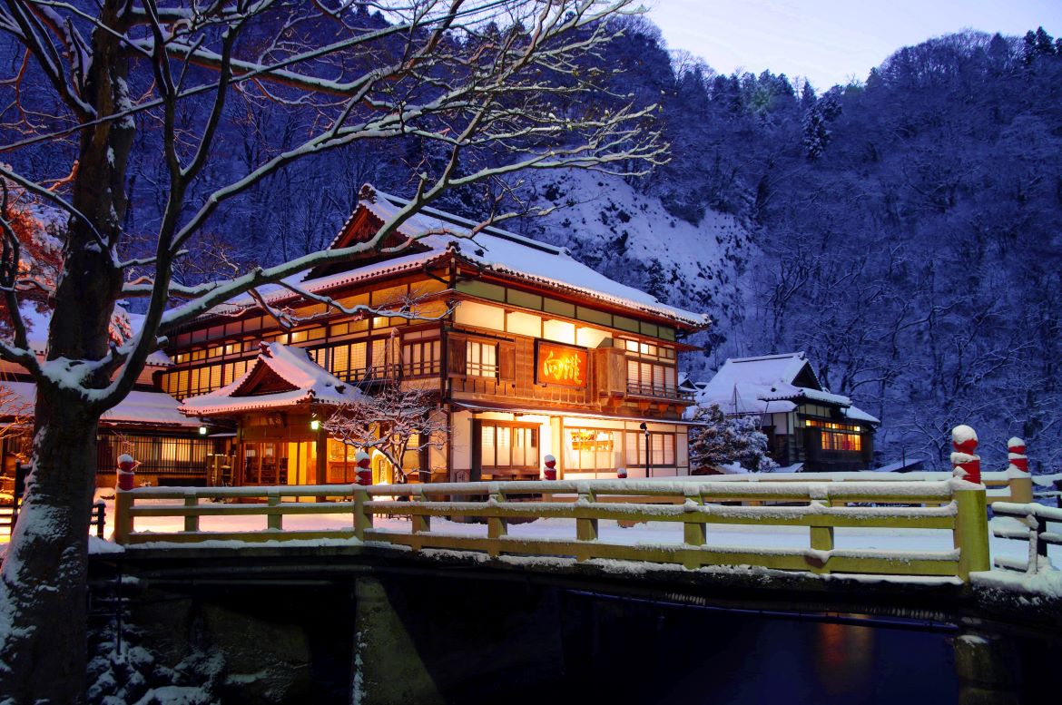 伝統と歴史が紡ぐ、唯一無二の癒し空間「会津東山温泉 向瀧」