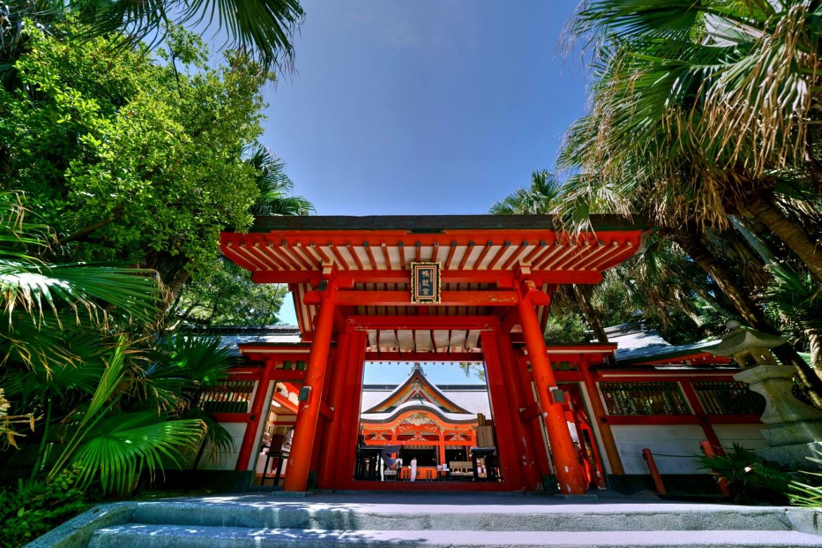 ユニークな願掛けが多彩。縁結びのご利益で名高い「青島神社」