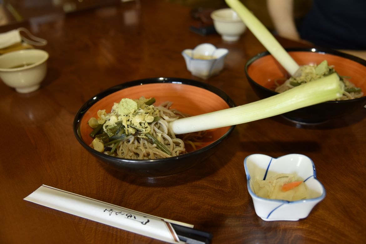 箸代わりの長ねぎで実食！大内宿名物「ねぎそば」