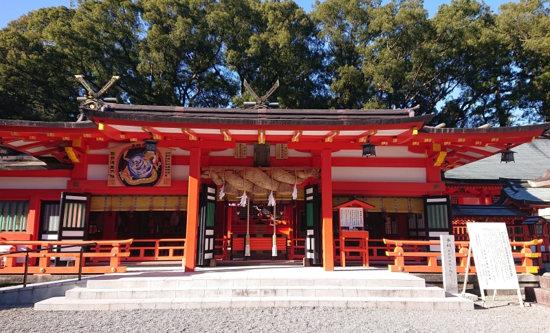 鮮やかな朱塗りの社殿が美しい「熊野速玉大社」