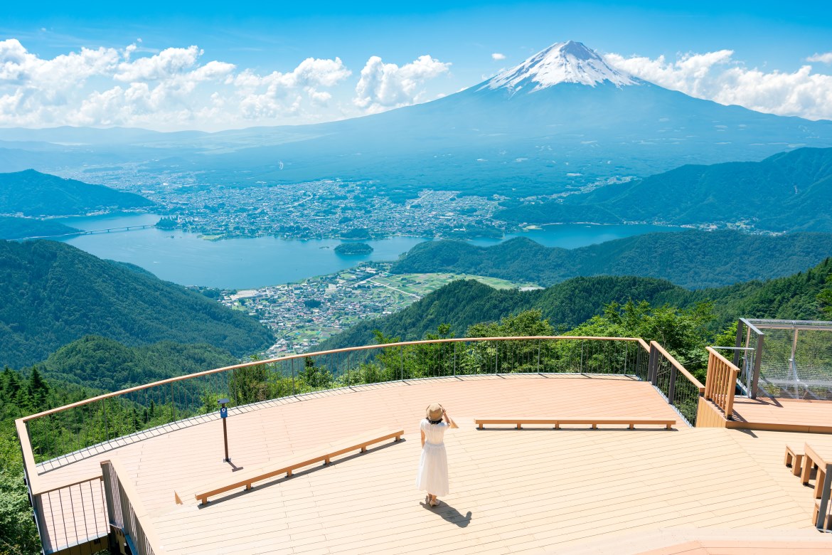 富士山や河口湖の大パノラマを望む眺望スポット「FUJIYAMAツインテラス」