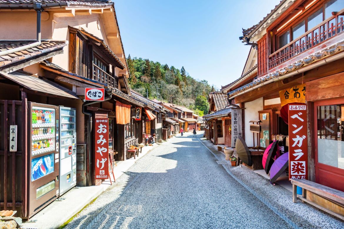 日本 が誇るジャパンレッド「吹屋ふるさと村 高梁市吹屋伝統的建造物群保存地区」