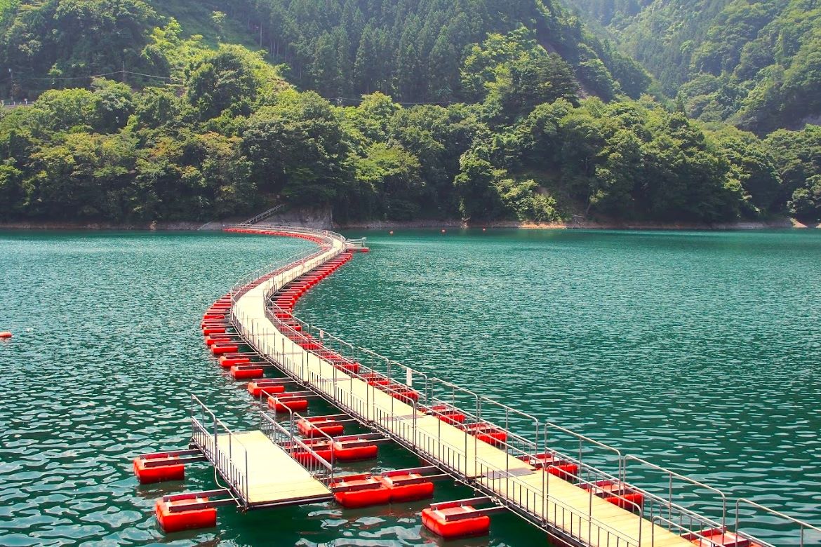 湖上を横断できる！奥多摩の名物「麦山の浮橋」