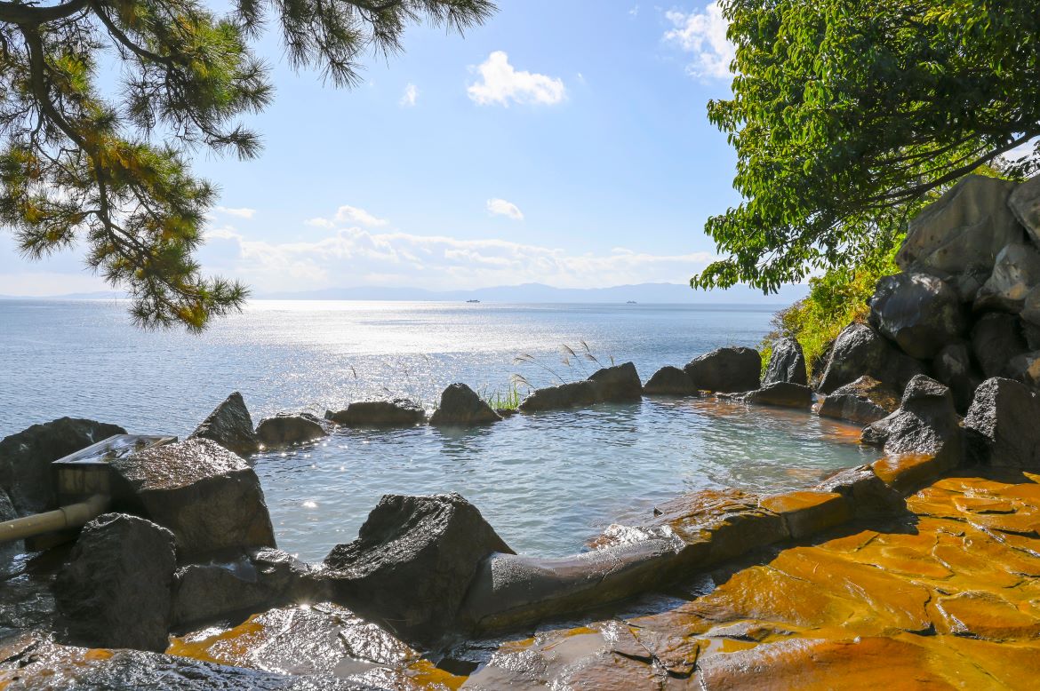 海と一体になった露天風呂「古里温泉郷 / さくらじまホテル」